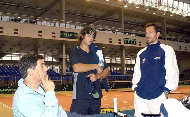 Rafa Nadal junto a Toni y Joirdi Arrese en Brno durante la eliminatoria de la Davis.  EFE