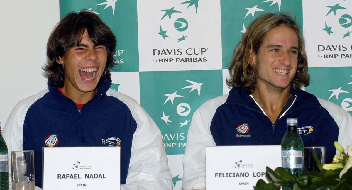 Rafael Nadal y Feliciano López se ríen durante la rueda de prensa previa a la serie con República Checa en febrero de 2004.