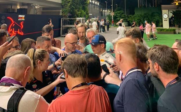 Rueda de prensa improvisada de Verstappen en Singapur. ERIK VAN HAREN