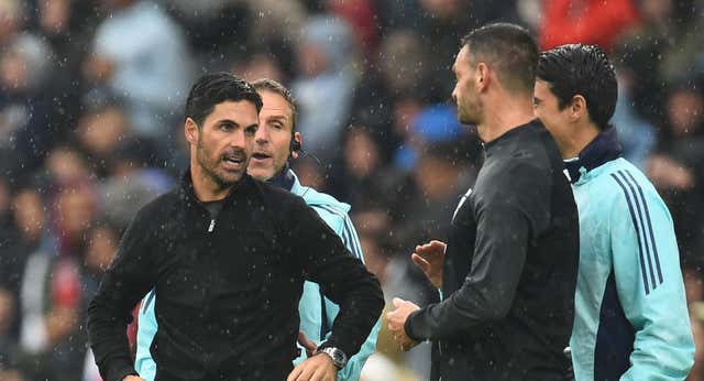 Mikel Arteta contesta con ironía a la sugerencia de su uso de “artes oscuras” contra el Manchester City: “Tengo toda la información, créeme…”