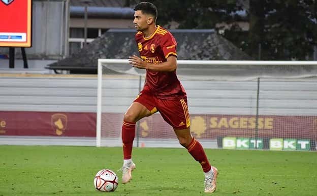 Enzo Zidane conduce el balón durante un partido del Rodez Aveyron Football. INSTAGRAM