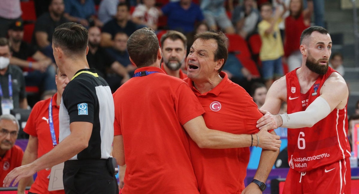 Ergin Ataman, enfadado, durante un partido con la selección turca.