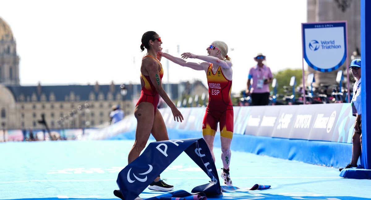 Sara Pérez Sala y Susana Rodríguez en la meta del triatlón en los Juegos Paralímpicos de París 2024.