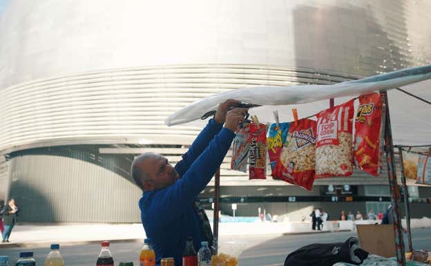 Un comerciante prepara su puesto en la avenida de Concha Espina.  RELEVO / SALVADOR FENOLL