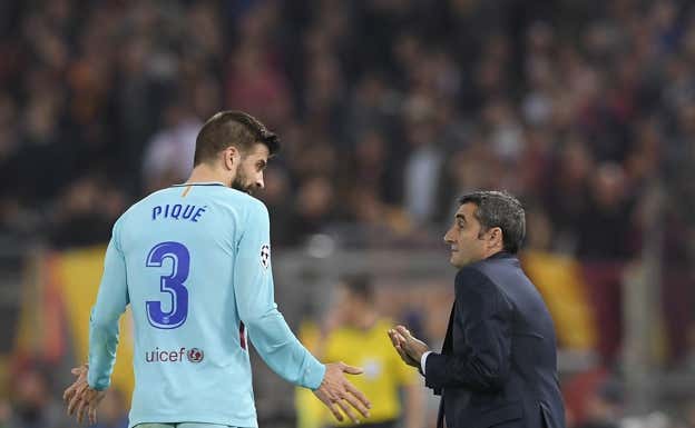Valverde habla con Piqué el día de la eliminación en Roma.  EFE
