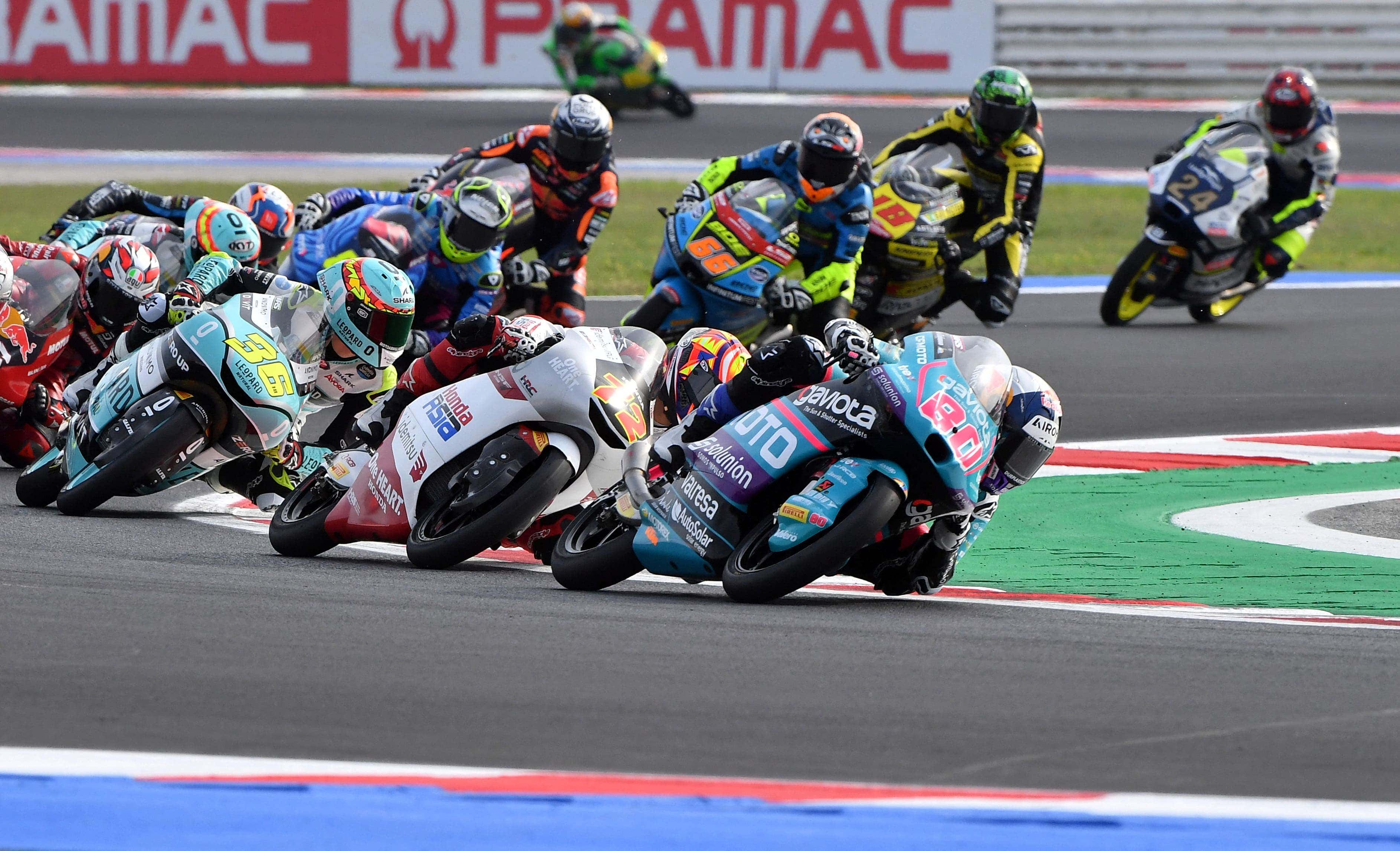 Los pilotos de Moto3, durante la carrera del GP de la Emilia Romaña.