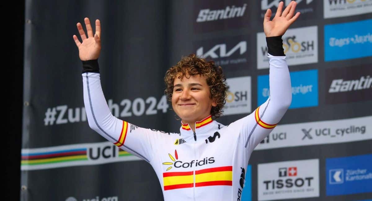 Paula Ostiz en el podio de la prueba en línea junior de los Mundiales de Ciclismo.