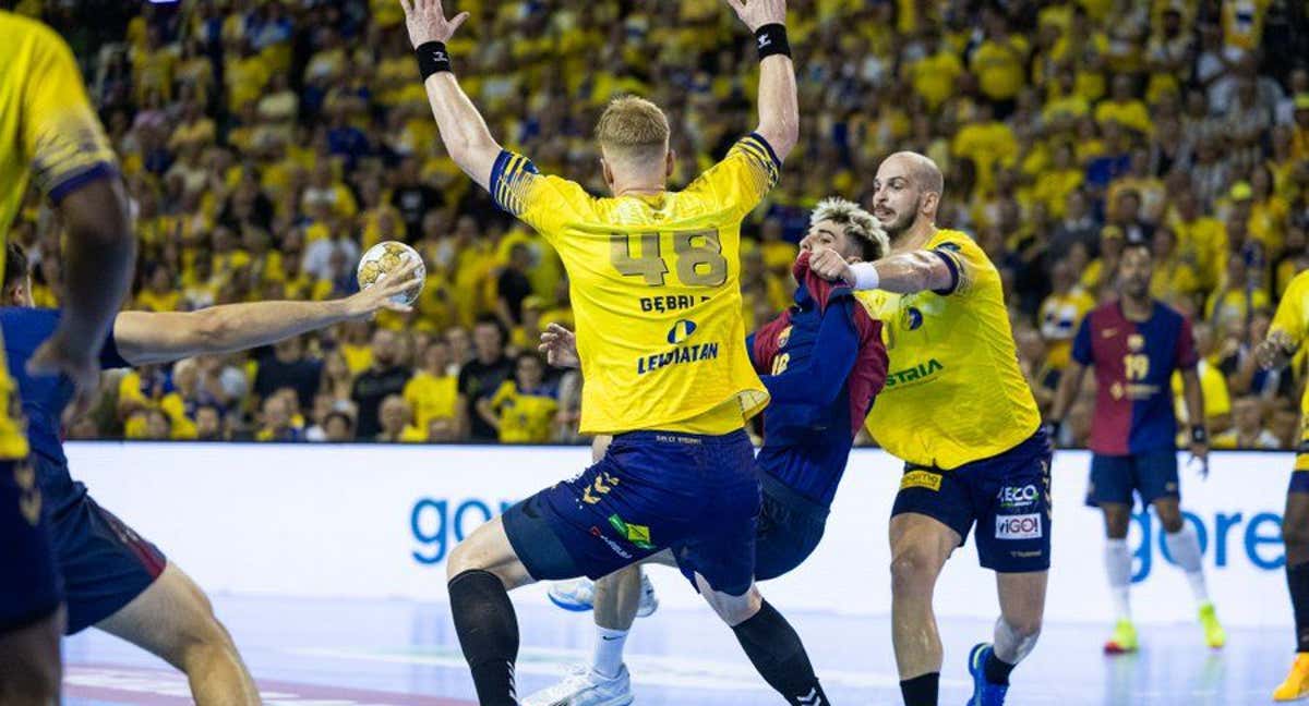 La defensa del Kielce intenta frenar a Petar Cikusa./Barça Handbol