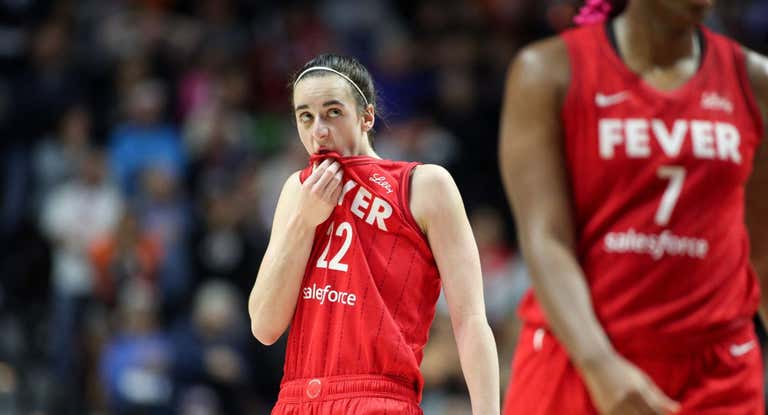 Caitlin Clark nada más terminar su último partido de su primera temporada en la WNBA.