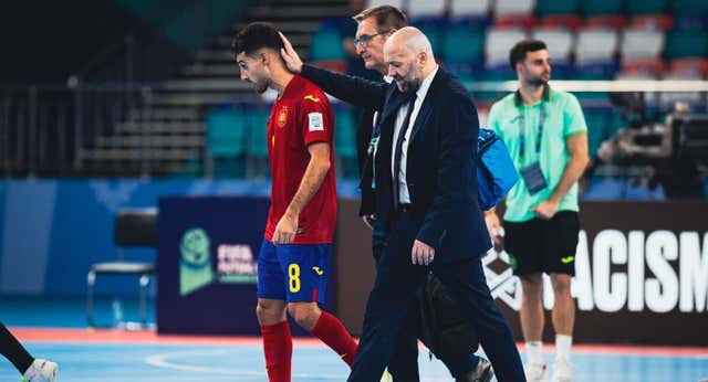 Jesús Velasco presenció desde la grada el descalabro de España… con mucho trabajo por delante