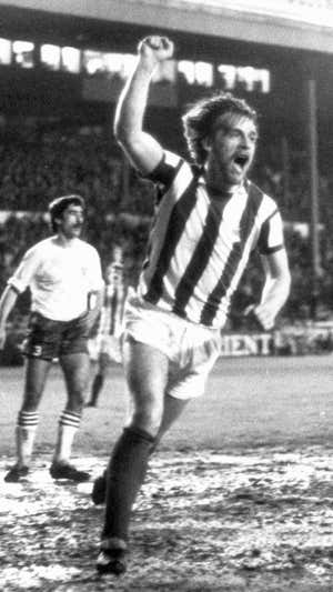 Santi Idígoras celebra la consecución de un gol.  DV