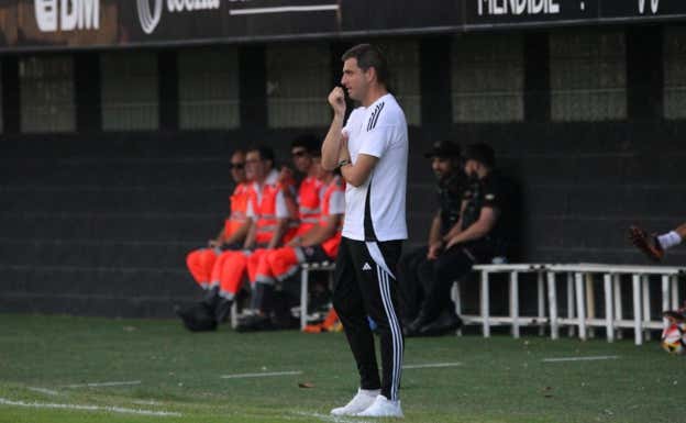 Mikel Llorente, dirigiendo un partido de pretemporada.  @REALUNIONCLUBIRUN