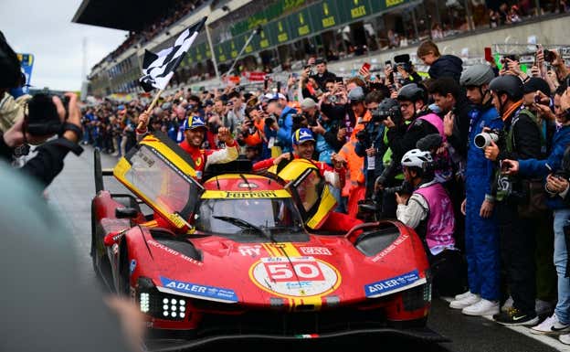 Miguel Molina, en el paseillo que le emocionó tras ganar en Le Mans. AFP