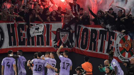 Los jugadores rojiblancos celebran el gol de Paredes, con los radicales al fondo./AFP