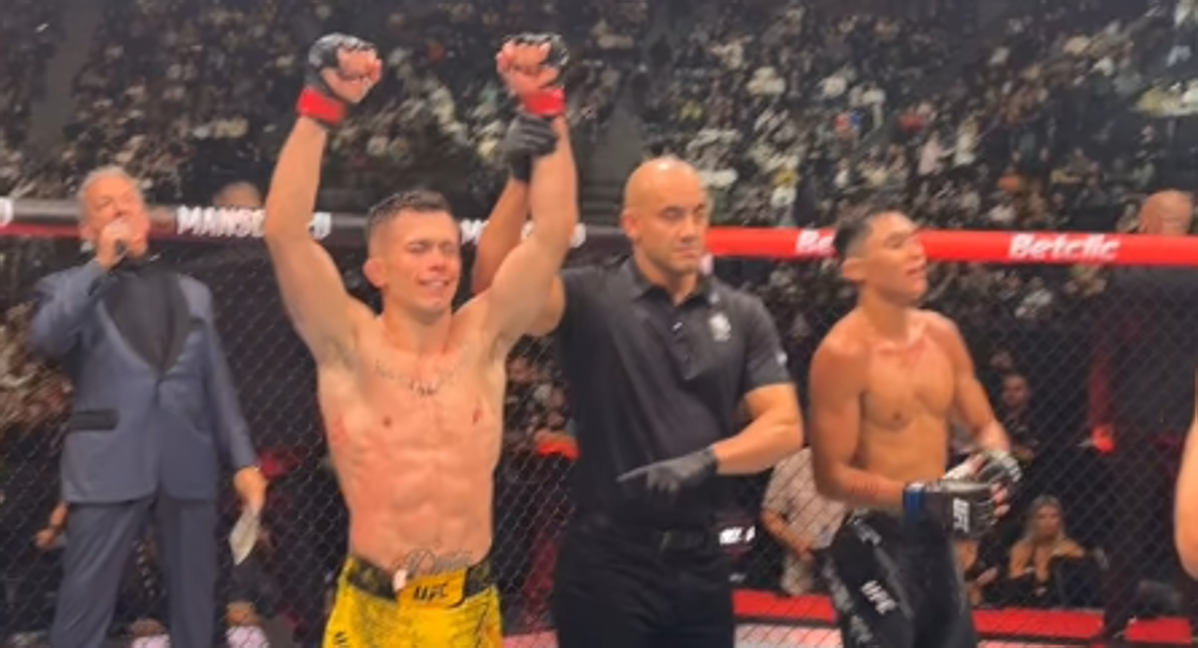 Dani Bárez celebra la victoria contra Altamirano en UFC París.