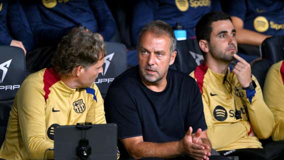 Hansi Flick, en medio de la imagen, ante Osasuna, donde el Barcelona perdió su primer encuentro de Liga. /GETTY