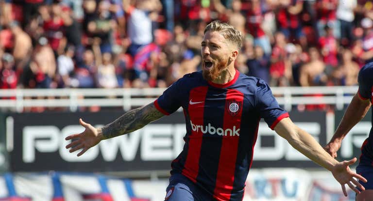 Iker Muniain celebra su primer gol con San Lorenzo.