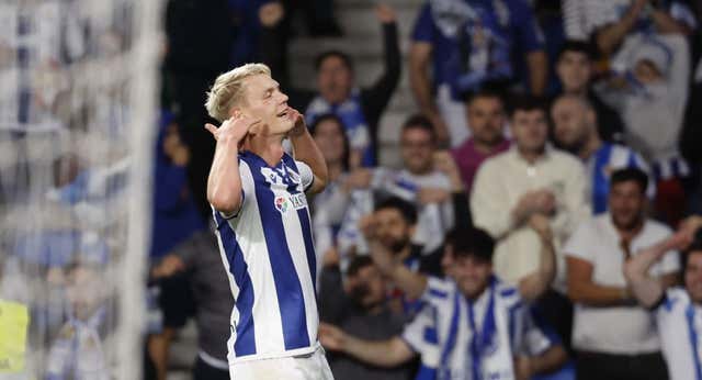 Oskarsson se estrena a lo grande para dar la victoria a la Real frente a un Valencia que no sale del pozo