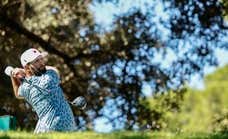 Jon Rahm ya acecha el liderato y se muestra como favorito para la última jornada