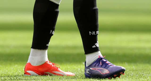 La explicación de que Trippier calzase una bota Adidas y otra Puma viene de un golpe y un contrato