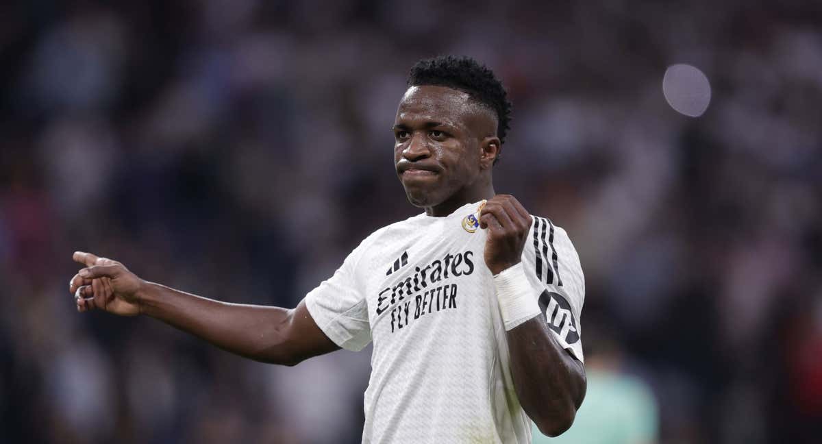 Vinicius señalándose el escudo durante un partido.