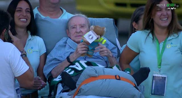 La Ambulancia del Deseo está detrás de la camilla y el sueño cumplido de Paco Rodríguez en el Villamarín