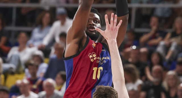 Chimezie Metu mete más presión en el pulso por ganarse un hueco en el ‘overbooking’ interior del Barça