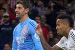 Bochorno en el derbi: ¡se detiene por lanzamiento de objetos a Courtois!