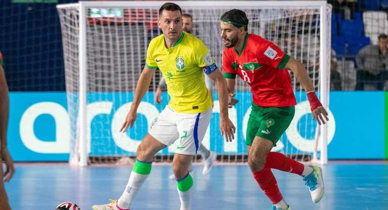 Dyego controla el balón ante Charraoui en el partido de cuartos de final entre Brasil y Marruecos.