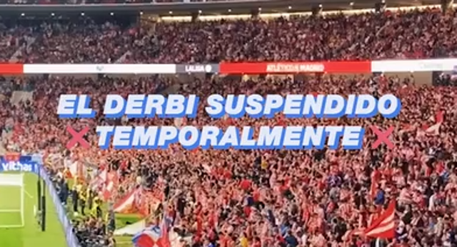 El derbi madrileño se suspendió temporalmente por la caída de objetos al terreno de juego.