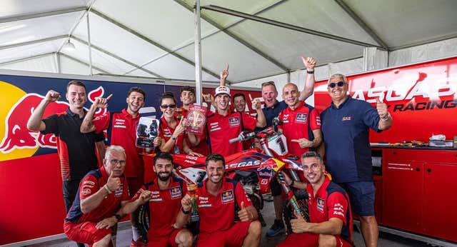 Jorge Prado vuelve a hacer historia y se convierte en bicampeón del Mundo de MXGP