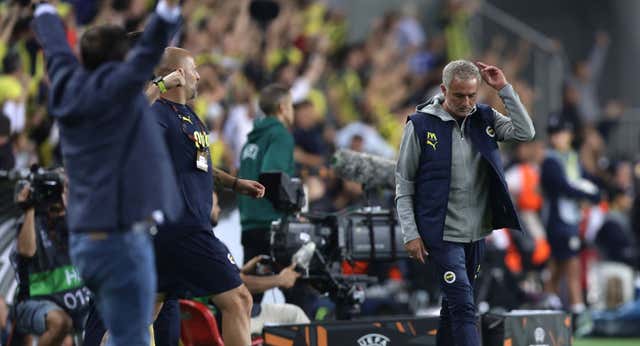 José Mourinho ‘inventa’ un nuevo método de protesta silenciosa con un portátil y un pantallazo delante de la cámara… ¡y se lleva la amarilla!