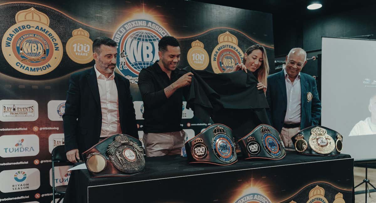 Pedro García, Jonathan Alonso, Jennifer Miranda y Carlos Chávez en la presentación de los nuevos cinturones WBA.