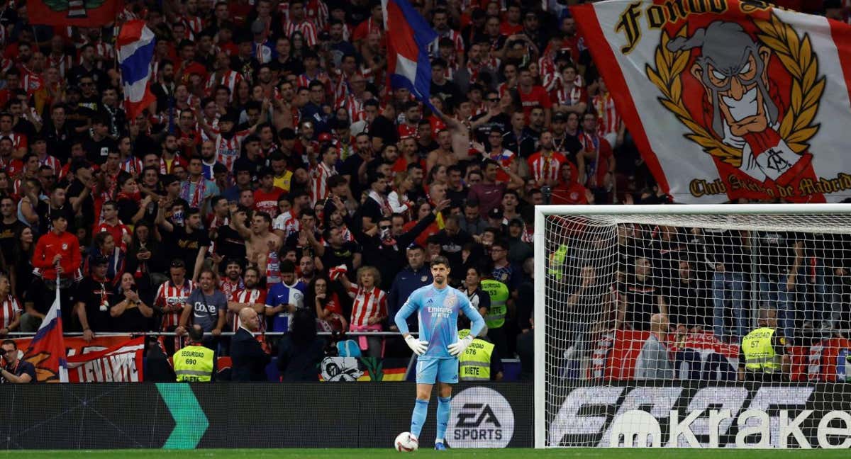 Courtois durante el partido con el fondo sur detrás.