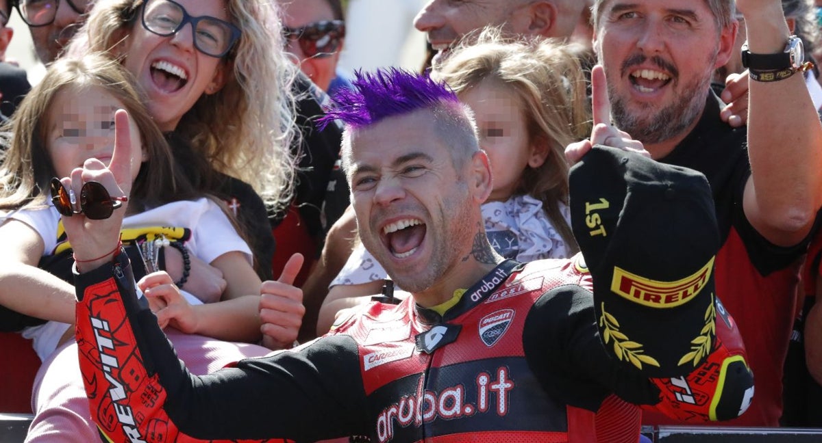 Álvaro Bautista, celebrando la victoria.