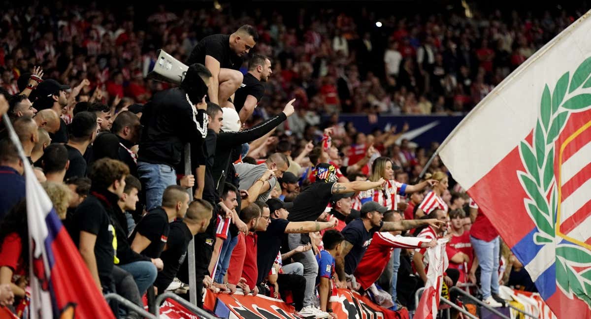 Momento en el que los ultras de Atlético interrumpen el partido por lanzamiento de objetos.