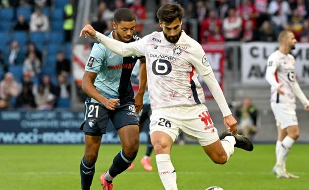 André Gomes, en un partido reciente con el Lille.  AFP