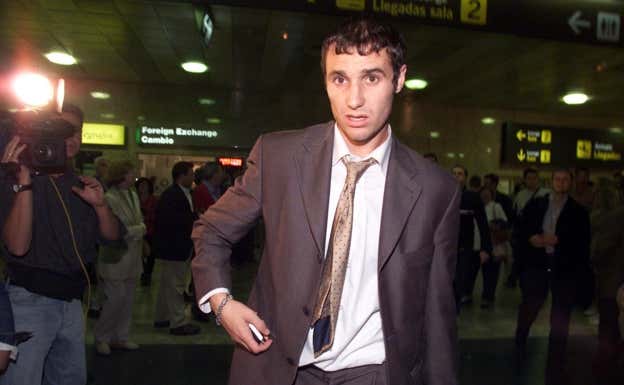 Helguera, nada más aterrizar del viaje desde Moscú, en 2001.