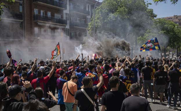 Los Boixos Nois en una imagen cerca del Camp Nou.  GETTY