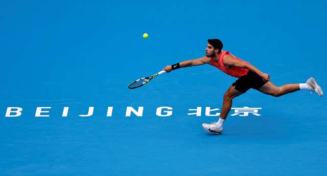 Alcaraz doma a Medvedev y se cita con Sinner en la final de Pekín