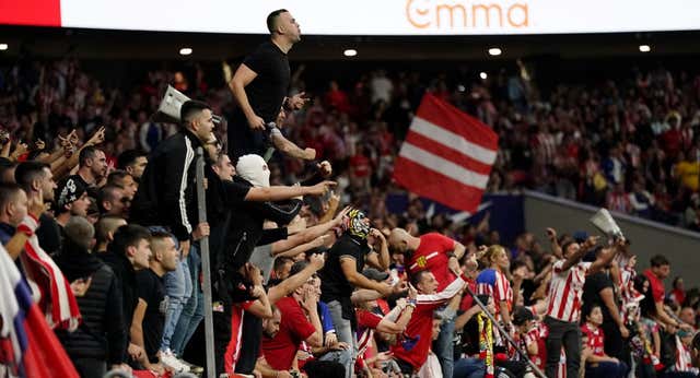 El Gobierno anticipa una sanción «contundente y severa» por el lanzamiento de objetos de ultras del Atlético