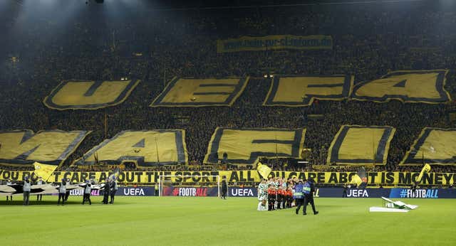 La afición del Borussia Dortmund recibe de uñas la nueva Champions: «UEFA Mafia»