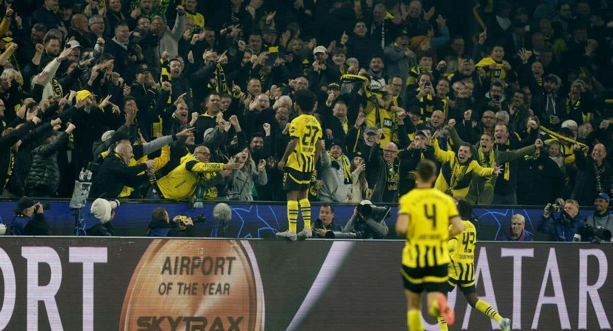 Karim Adeyemi celebra uno de sus goles.