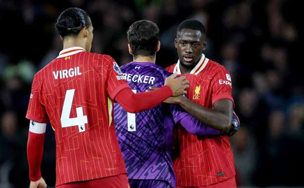 Van Dijk, Alisson y Konaté, en un partido de esta temporada. REUTERS