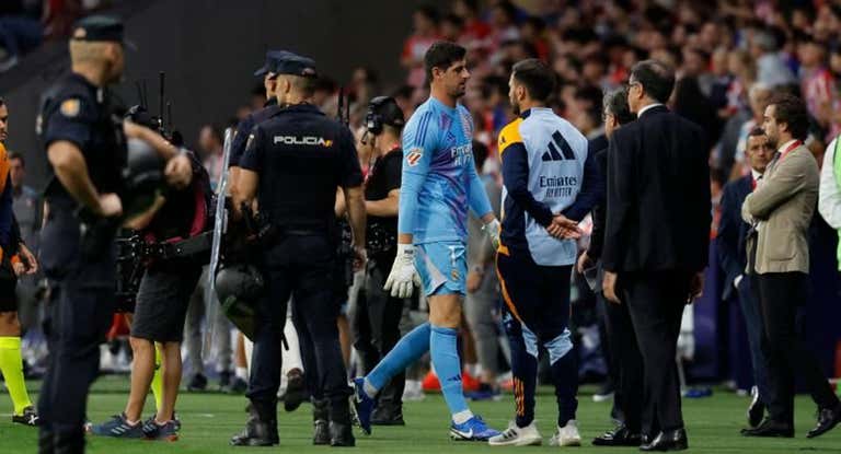Courtois se retira al vestuario tras los incidentes en el Metropolitano.