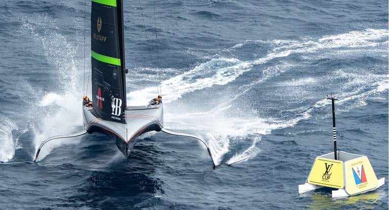 El Ineos Britania monta una baliza volando sobre sus foils.