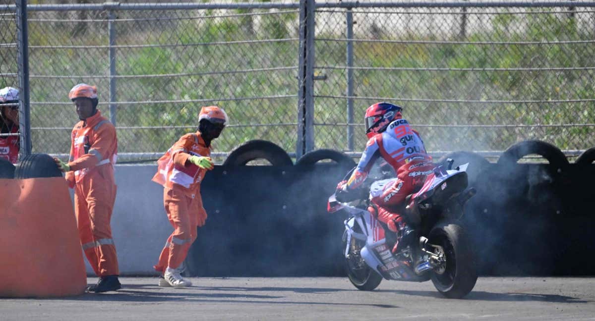 Marc Márquez se retira en el GP de Indonesia. /AFP