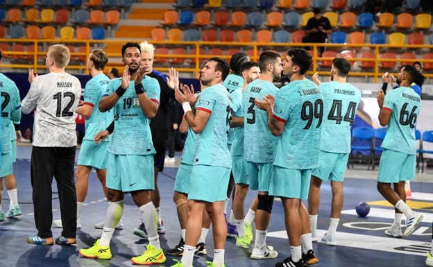 Los jugadores del Barça saludan al público tras la derrota.  EFE