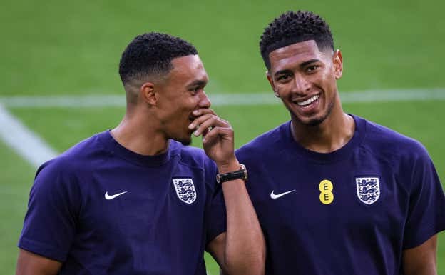 Alexander-Arnold habla con Bellingham.  GETTY