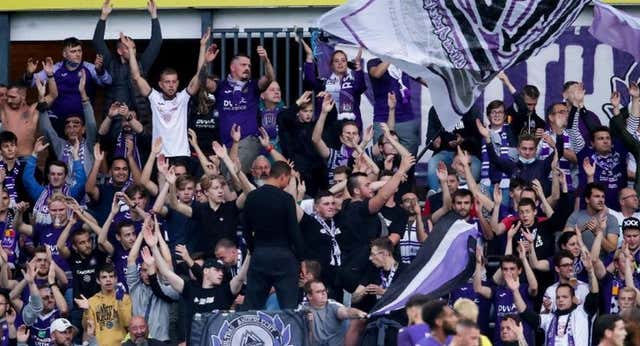 La llegada de alrededor de 300 ultras belgas modifica el cierre de algunos colegios de San Sebastián